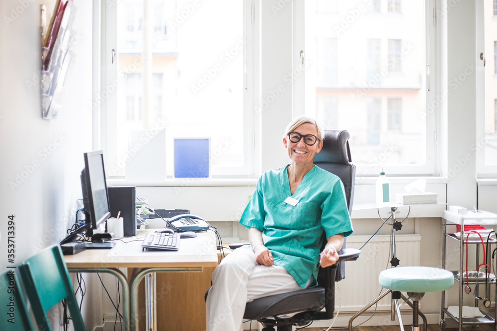Physician and patient using a tablet in daily clinical care